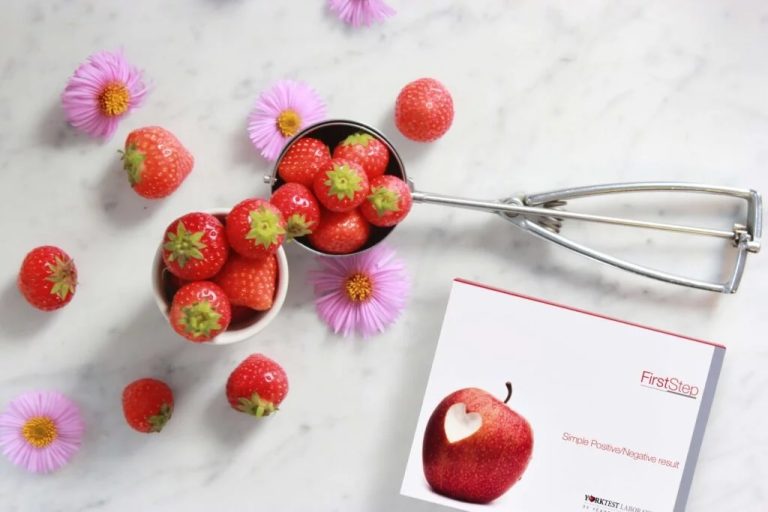 Leitfaden für Erdbeerallergien: Symptome, kreuzreaktive Lebensmittel, Tests und Prävention